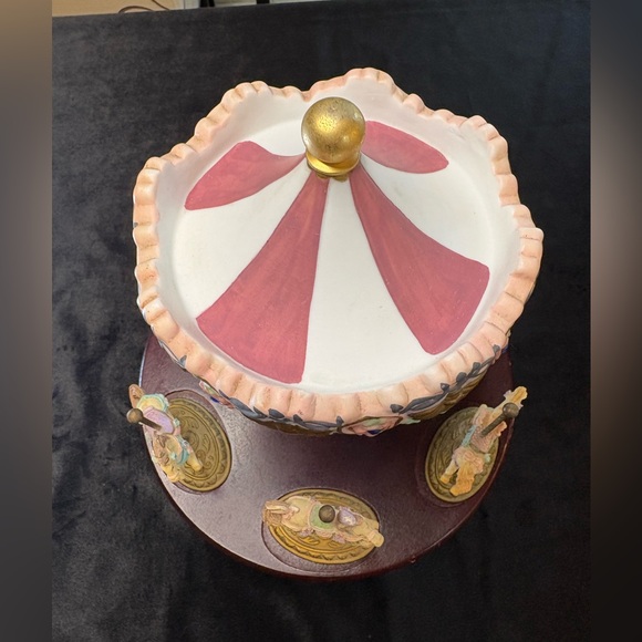 🔥🔥🔥Scarborough Fair Porcelain Carousel With 6 Gold Gilded Horse Figurines - Picture 2 of 13